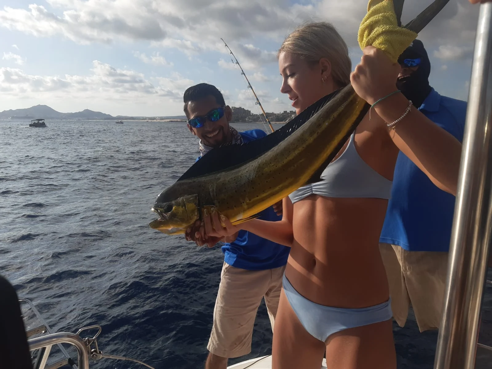 IMG-20220908-WA0053 Caña de pesca de curricán a bordo de un catamarán privado navegando cerca de El Arco en Cabo San Lucas